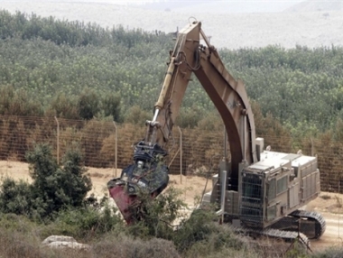 Les soldats sionistes creusent une route au Sud Liban