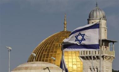 Drapeau israélien hissé par des soldats devant la mosquée du Rocher