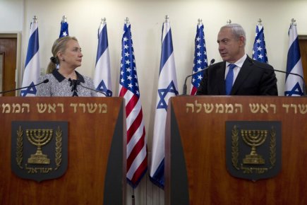 Clinton en Palestine pour défendre Israël