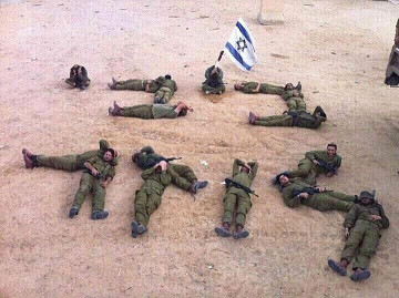 Des soldats israéliens formant le slogan Bibi Loser