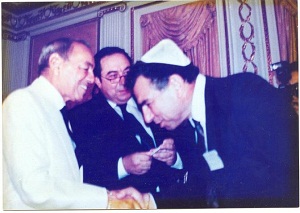 le roi Hassan II et Victor Deloya (ex-président de la communauté marocaine aux USA) 