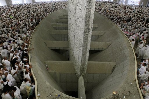 Les pèlerins accomplissent le dernier rite du hajj
