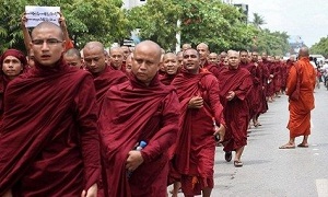Des milliers de moines ont manifesté le 2 septembre dernier pour exiger le départ des Rohingyas