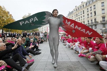 Dans une manifestation anti mariage gay en France (nov 2012)