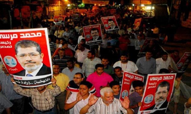 Les pro-Morsi délogent des opposants au Caire, référendum maintenu 
