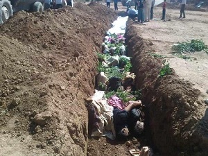 Miliciens tués à Darayya. Certains sont couverts dans un linceul et d'autres pas.