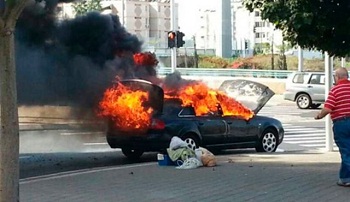 Voiture israélienne touchée par une roquette Fajr 5 à Horone