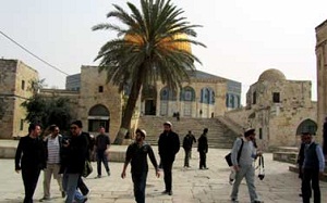 Les colons se promènent à al-Aqsa et les Arabes se disputent