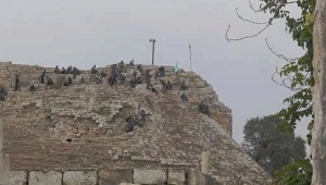 Les miliciens grimpant les murs de la citadelle de Harem