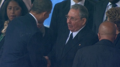 Hommage à Mandela: poignée de mains historique Obama-Castro
