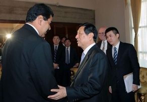 Maduro avec le président de la Commission chinoise du développement national et des réformes Zhang Ping à Caracas.