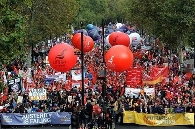 GB: tendance en temps d’austérité, payer les politiques sociales au résultat 
