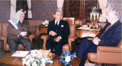 Une rencontre entre le roi Hassan II, Yasser Arafat et Shimon Perez en 1997, dans le cadre du Comité d'al-Quds