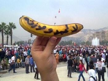 Dans une manifestation en Syrie hostile au prince Hamad et à son épouse Moza ( mot qui veut dire banane)