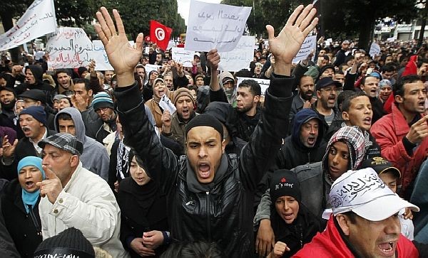 Tunisie: manifestations nocturnes pro et anti-islamiste à Tunis
