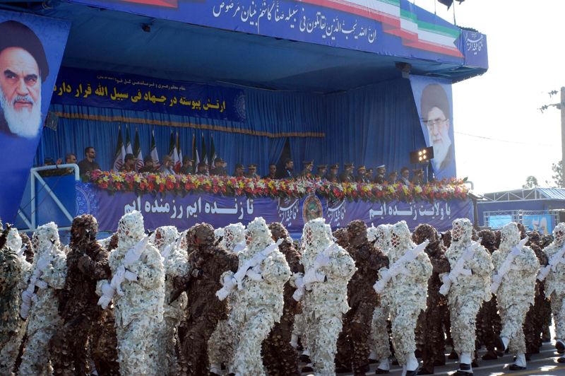 Parade militaire et menaces de riposter à toute attaque contre l’Iran