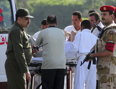 "Vendredi des martyrs" pour les pro-Morsi, hôpital militaire pour Moubarak