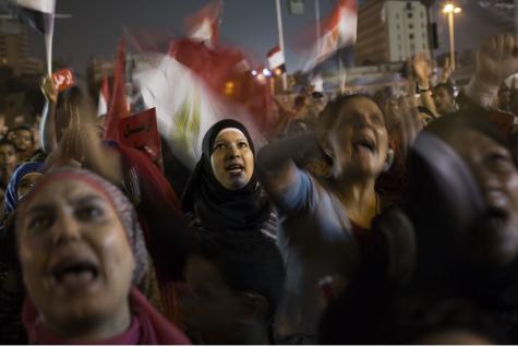 Egypte: nouvelles manifestations lundi, Burns au Caire