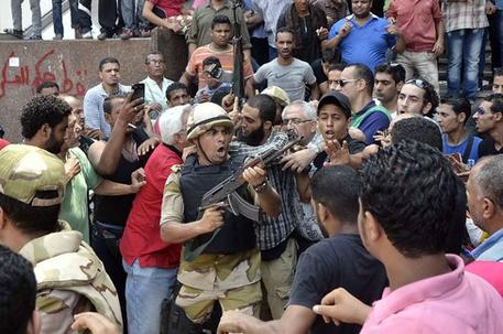 L’Egypte dans l’engrenage de la violence, le chef des Frères musulmans 
arrêté