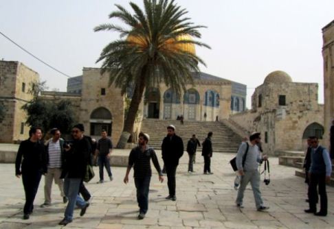 Protégés par la police, des colons envahissent al-Aqsa