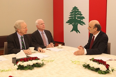 Les deux s6nateurs américains John McCain et Joseph Liebermann ont rencontré le chef des FL lors de leur visite au Liban