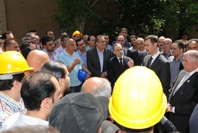 Le président Assad visite une centrale électrique à Damas