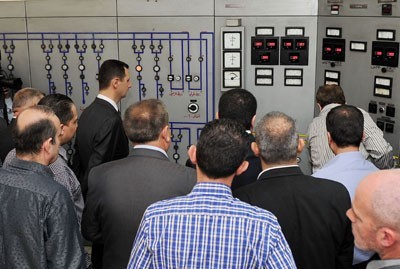 Le président Assad visite une centrale électrique à Damas