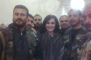 L'actrice Soulaf Fawakhirji avec des militaires réguliers