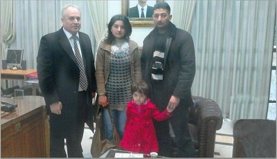 Le médecin Mozher Ibrahim et sa famille avec le maire de Tartous