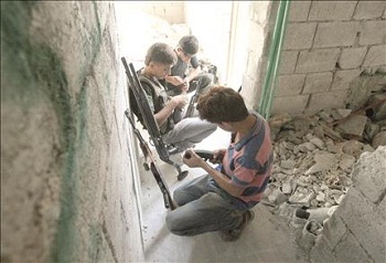 De jeune miliciens dans le quarteir Salaheddine à Alep