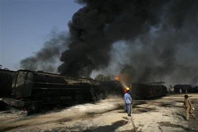 Des hommes armés incendient au Pakistan des camions avec du matériel de l’Otan