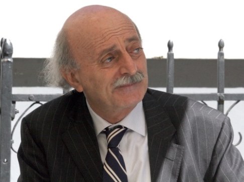 Joumblatt renoue les liens et reprend la coordination avec les partis du 8 Mars