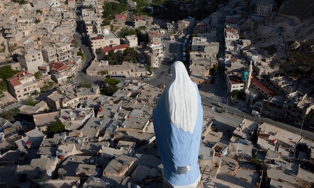 Des miliciens incendient
des croix et statues dans deux églises en Syrie