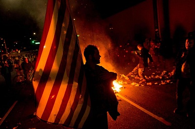 Deuxième nuit de colère à Ferguson, manifestations à travers les Etats-Unis