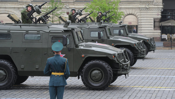 La  Russie renforce sa présence militaire sur ses frontières...