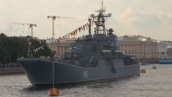 Un grand navire de débarquement russe en Méditerranée