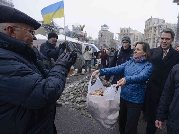 Ukraine: le Kremlin hausse le ton, Nuland relaie Ashton et manif à gourdins