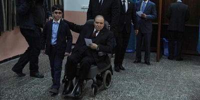 Algérie/Présidentielles: le président Bouteflika vote en fauteuil roulant