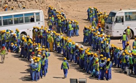 Main d’œuvre étrangère: le Qatar promet d’abolir le système de parrainage