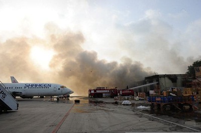 Les talibans attaquent le principal aéroport du Pakistan, des dizaines de morts