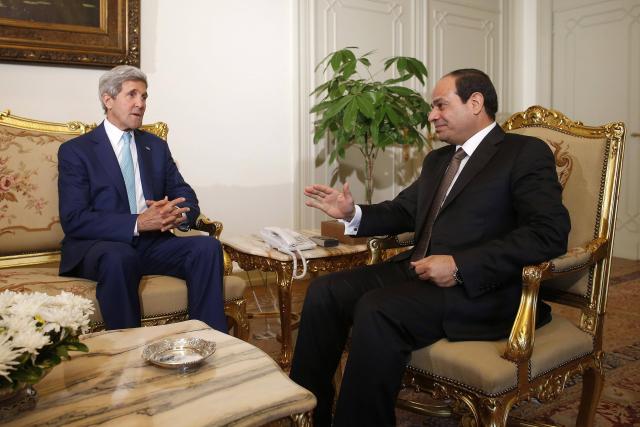 Kerry rencontre Sissi au Caire avant une visite à Paris