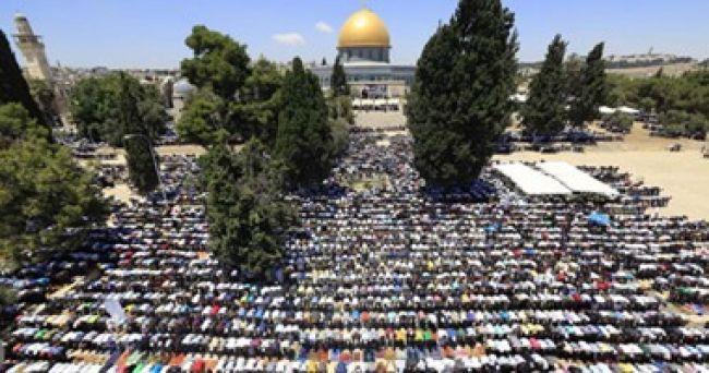 Des dizaines de milliers de Palestiniens prient à al-Aqsa