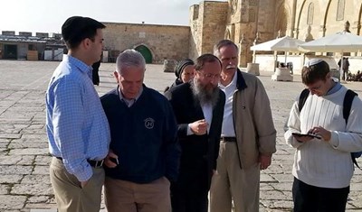 En compagnie de soldats sionistes, deux députés US profanent al-Aqsa et le Golan