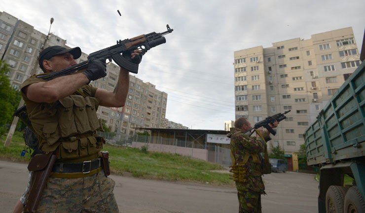 Ukraine: craintes d’une guerre totale dans l’Est où arrivent chars et canons