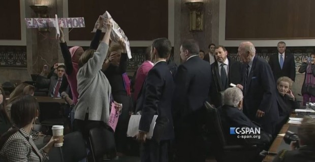 Kissinger hué par des manifestants au Congrès US