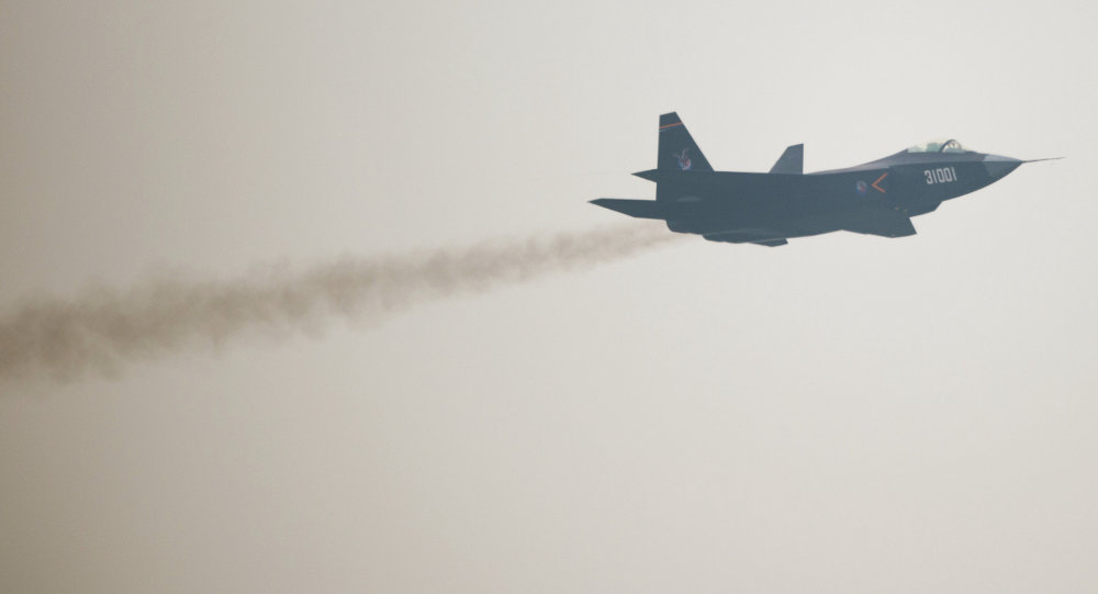 Un chasseur chinois fait une frayeur à un avion US