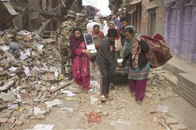 Népal: les secours s’intensifient alors que le bilan dépasse les 3.200 morts