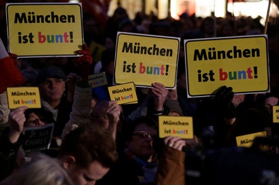 100 000 Allemands dans la rue contre les anti-islam de Pegida