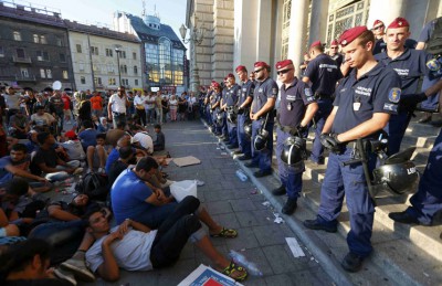 La Hongrie bloque à nouveau les migrants, afflux record en Autriche et Allemagne