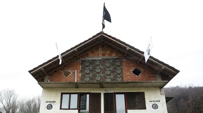 Bosnie: exposition de drapeaux de Daesh dans un village wahhabite